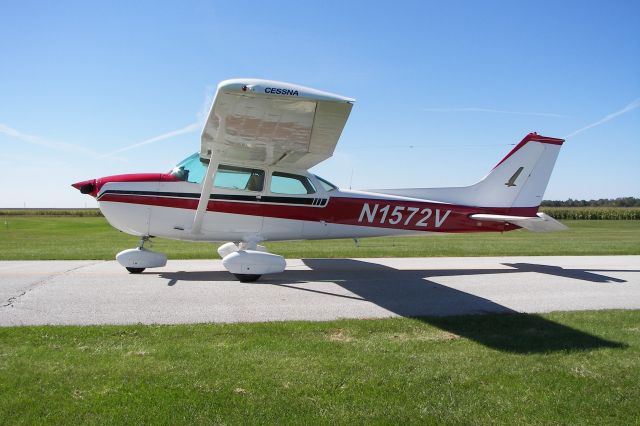 Cessna Skyhawk (N1572V)