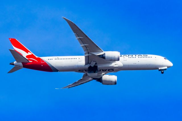 Boeing 787-9 Dreamliner (VH-ZNH) - Qantas 787-9 on approach to DFW on 12/28/22. Taken with a Canon R7 and Tamron 150-600 G2 lens.