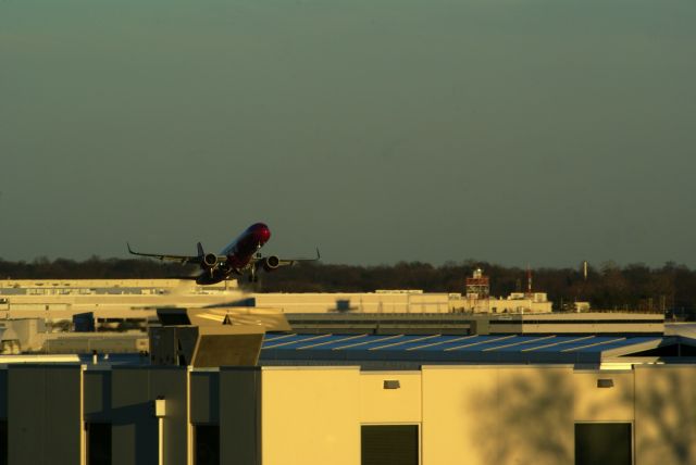 Airbus A321neo (TF-DTR) - WW168 takes off on the final flight from STL to KEF