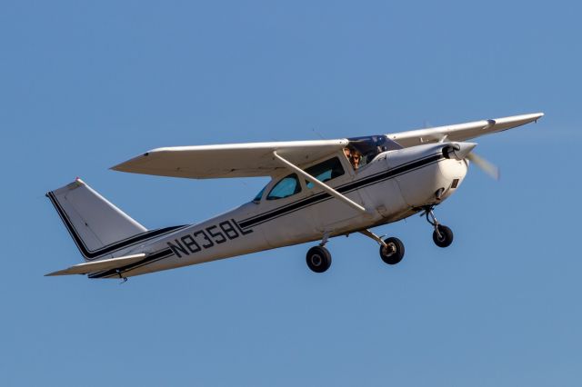 Cessna Skyhawk (N8358L)