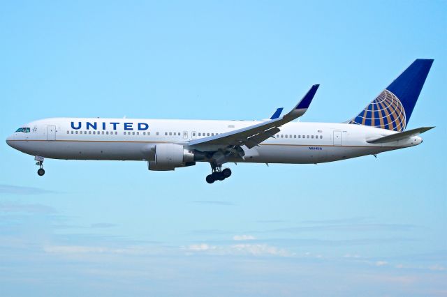 BOEING 767-300 (N664UA)