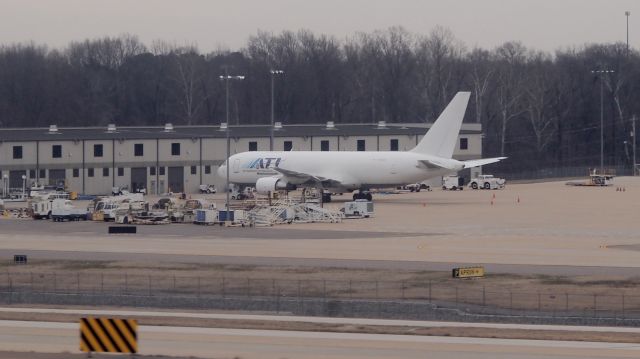 BOEING 767-200 (N762CX)