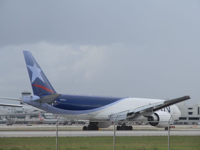 BOEING 777-200LR (N774LA)