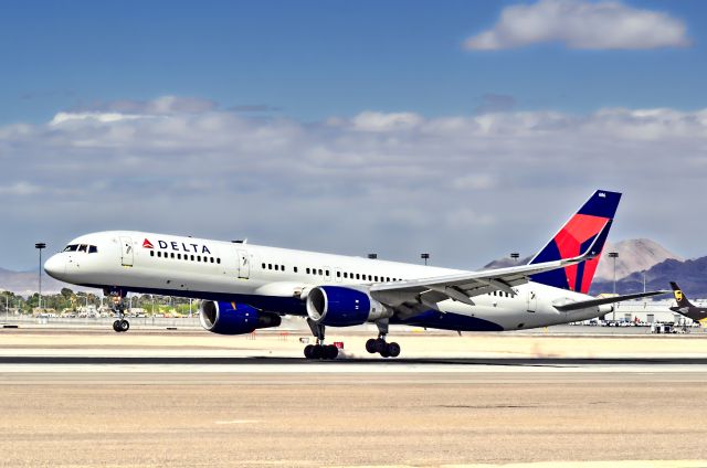 Boeing 757-200 (N686DA) - N686DA Delta Air Lines Boeing 757-232 (cn 27589/689)br /br /Las Vegas - McCarran International (LAS / KLAS)br /USA - Nevadabr /April 09, 2013br /Photo: TDelCoro