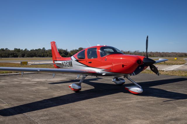 Cirrus SR-22 (N352MM)