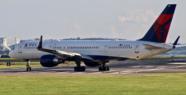 Boeing 757-200 (N713TW) - Lining up on runway 19, bound for Los Angeles International.