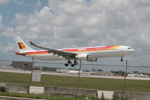 Airbus A330-300 (EC-LUK)