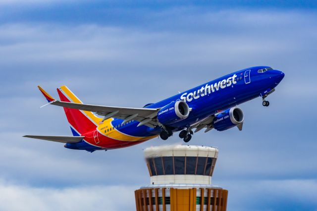 Boeing 737 MAX 8 (N8804L) - A Southwest Airlines 737 MAX 8 taking off from PHX on 3/1/23. Taken with a Canon R7 and Canon EF 100-400 L ii lens.