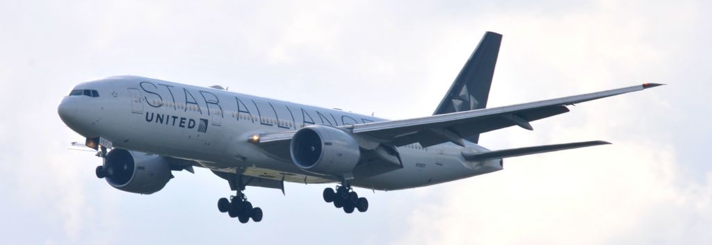 Boeing 777-200 (N78017)