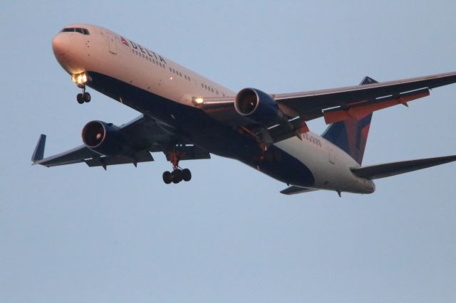 BOEING 767-300 (N174DN)