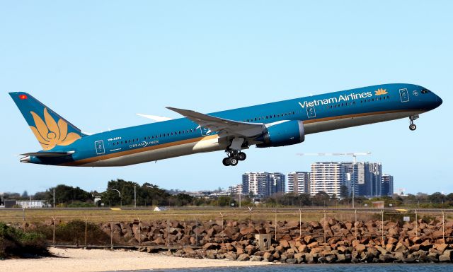 BOEING 787-10 Dreamliner (VN-A874) - Lifting Off from Rwy 16R