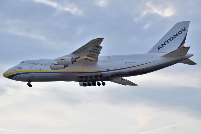 Antonov An-124 Ruslan (UR-82027) - 23-R on 10-11-22 just 5 minutes prior to sunset.