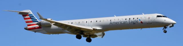 Canadair Regional Jet CRJ-900 (N903FJ)