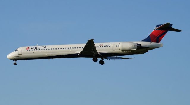 McDonnell Douglas MD-90 (N923DN)