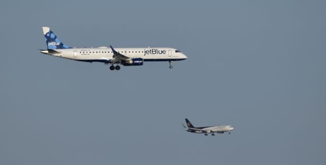 Embraer ERJ-190 —