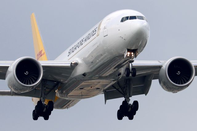 BOEING 777-200LR (9V-DHE)