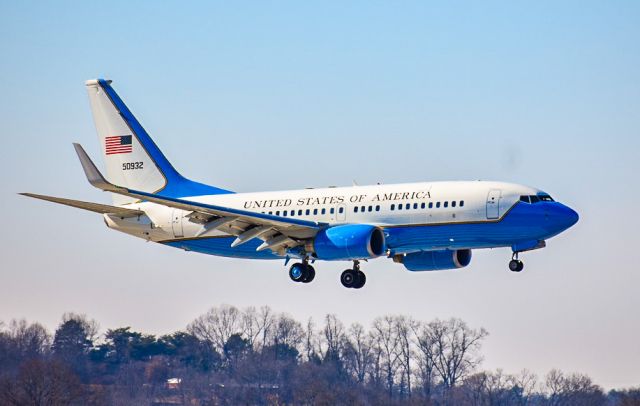 Boeing 737-700 (05-0932) - USAF 737-700 on short final for 5R.