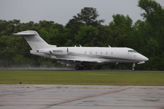 Bombardier Challenger 300 (N3337J)