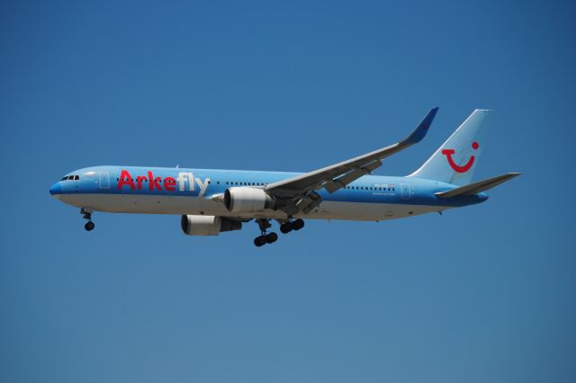 BOEING 767-300 (PH-OYE) - A rather RARE regi.# as PH-OYE arrives 24R! Arkefly is smart to see this summer at KLAX!