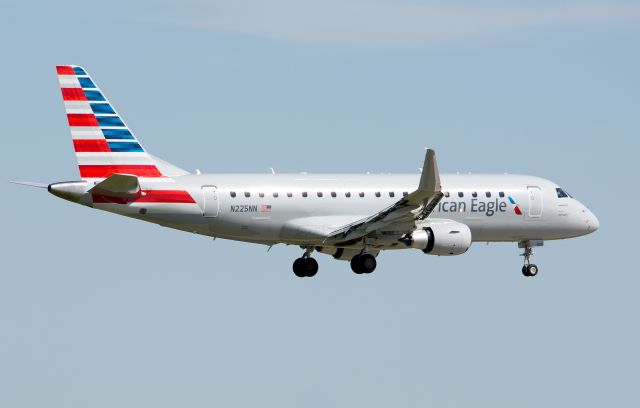 Embraer 170/175 (N225NN) - 03/05/2016 American Eagle( ENVOY ) N225NN E175 KDFW