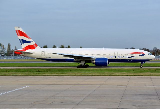 BOEING 777-300 (G-YMMT)