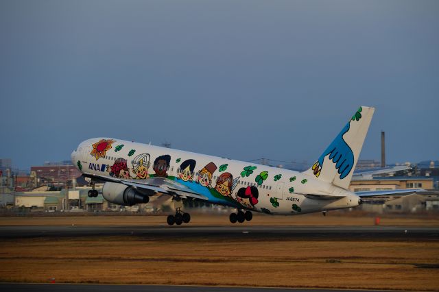 BOEING 767-300 (JA8674)