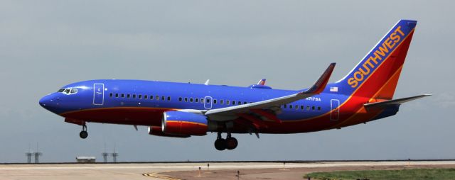 Boeing 737-700 (N717SA) - Arriving  on 16L.