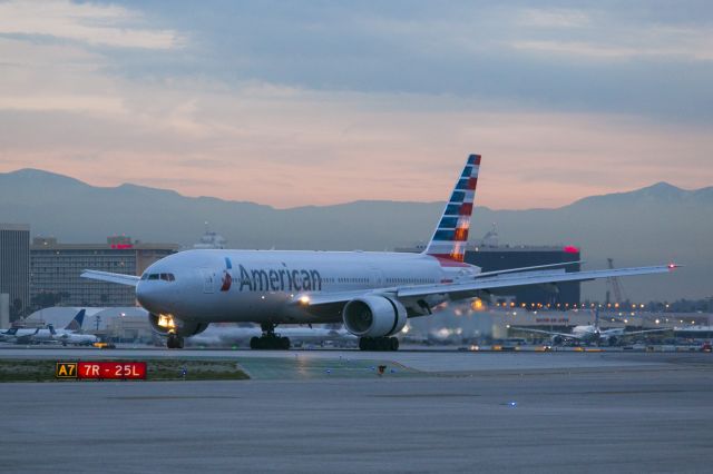 Boeing 777-200 (N753AN) - Early morning landing on 25L, Los Angeles, California USA