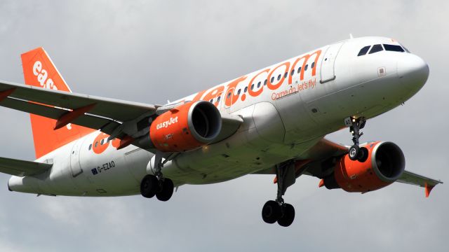 Airbus A319 (G-EZAO)