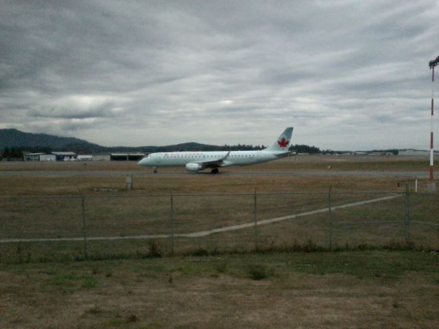 Embraer ERJ-190 (C-FMZU) - YYJ Viewing area. By crappy cell phone.