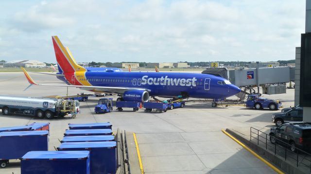 Boeing 737-800 (N8572Q) - Southwest 737 unloading at Windsor Locks/KBDL.