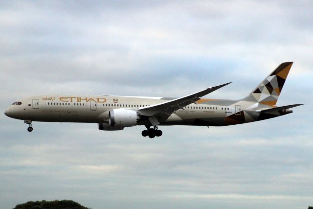 Boeing 787-9 Dreamliner (A6-BNA) - On short finals for rwy 09R on 15-Jul-19 operating flight ETD9 from OMAA.