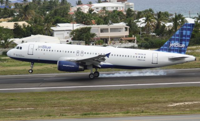 Airbus A320 (N598JB)