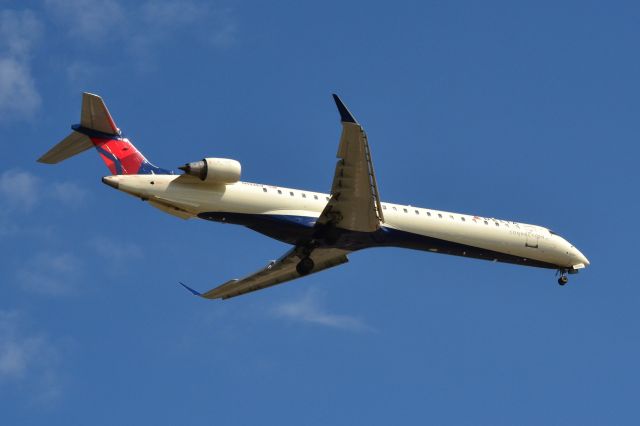 Canadair Regional Jet CRJ-900 (N132EV) - on final at KCLT - 10/8/18