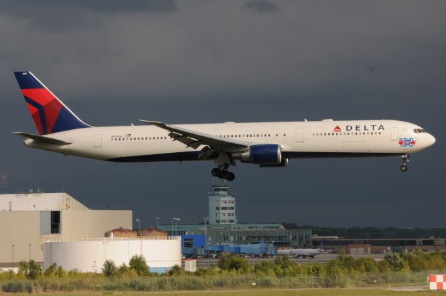 BOEING 767-400 (N841MH) - Landing 22-R between storms. Arriving from LHR.