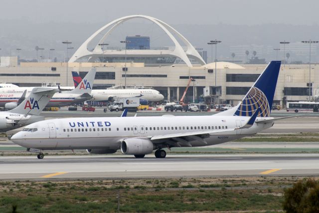 Boeing 737-800 (N33284) - N33284  Boeing  B737-824  UAL  KLAX  20130305  4409