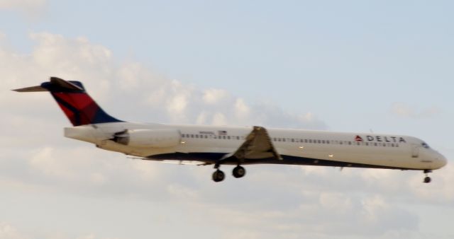 McDonnell Douglas MD-88 (N989DL)