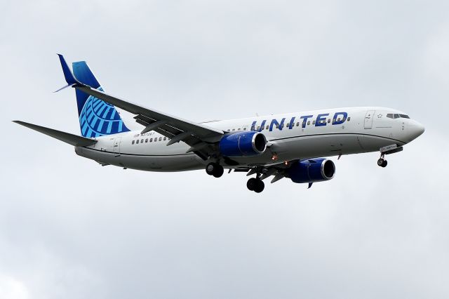 Boeing 737-800 (N37267) - United 2053 in the new, arriving from Houston