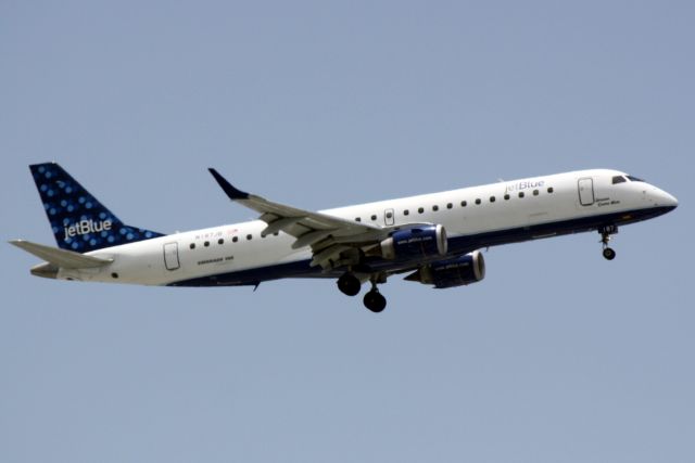 Embraer ERJ-190 (N187JB) - JetBlue Flight 741 (N187JB) "Dreams Come Blue" arrives at Sarasota-Bradenton International following a flight from Boston-Logan International Airport