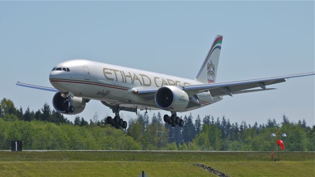 Boeing 777-200 (A6-DDC) - BOE133 on final to runway 34L to complete a flight test on 5/3/13. (LN:1100 cn 39691).