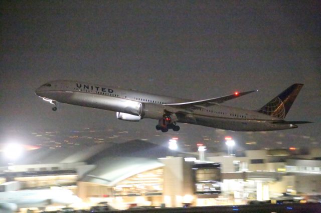 BOEING 787-10 Dreamliner —
