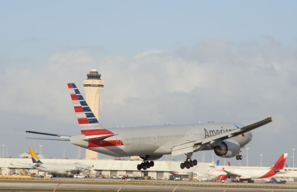 BOEING 777-300ER (N728AN)