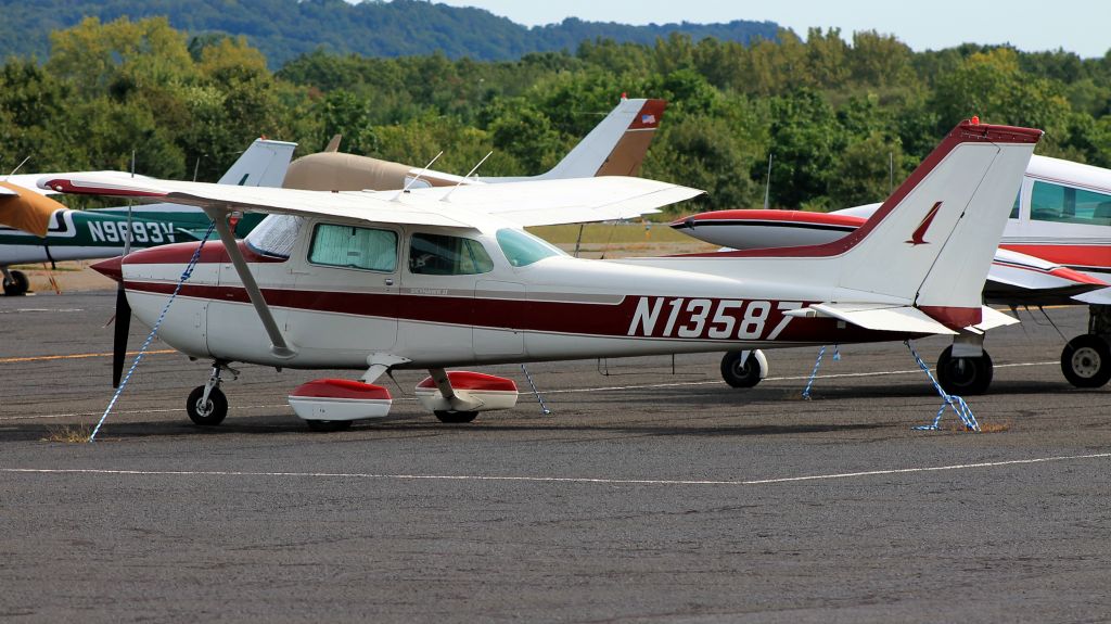 Cessna Skyhawk (N13587) - Taken on September 7, 2013.