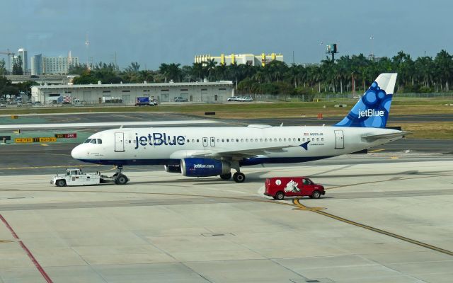 Airbus A320 (N665JB)