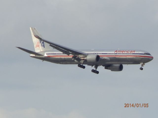 BOEING 767-300 (N396AN)