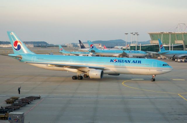 Airbus A330-300 (HL7524) - Korean Air A330-322 HL7524 arriving into Seoul (ICN) in the evening for my flight KE#637 to Phuket (HKT) on Oct 8, 2014.