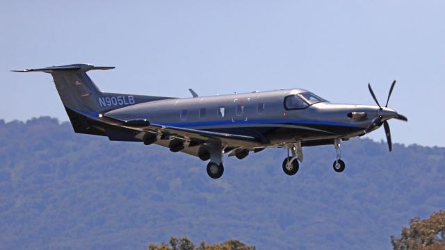 Pilatus PC-12 (N905LB) - Landing from the south.