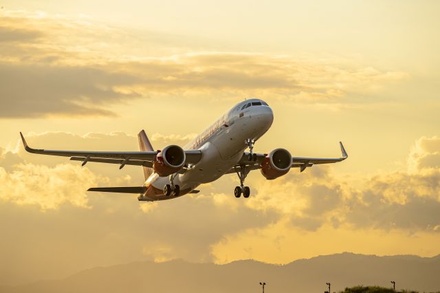 Airbus A320 (N818AV)