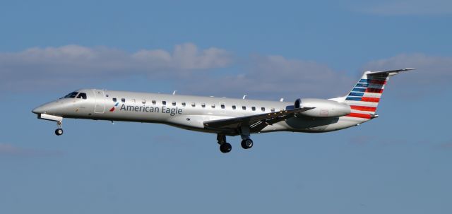 Embraer ERJ-145 (N696AE)