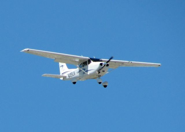 Cessna Skyhawk (N459JA) - Landing at Downtown Shreveport.